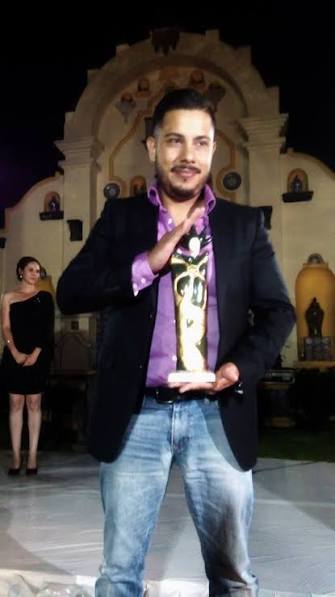 Jonathan Sarmiento con sus premios